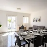 F9 Modern And Bright In Malta Apartment