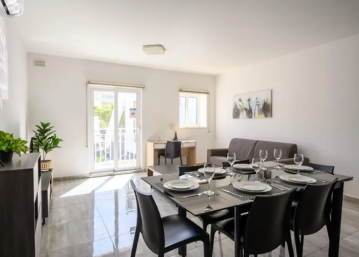 F9 Modern And Bright In Malta Apartment