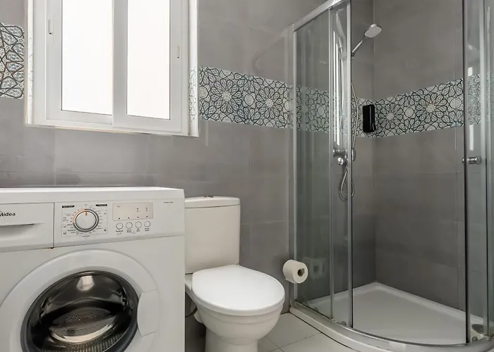 F9 Modern And Bright In Malta Apartment