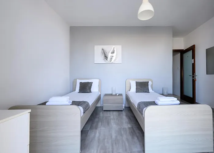 F9 Modern And Bright In Malta Apartment *